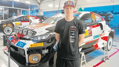Kalle Rovanperä posa junto al Toyota GR Yaris Rally1 con el que se ha proclamado campeón del mundo de WRC esta temporada. FOTO: Iván Jerez