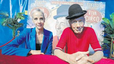 Fofito, feliz tras la función, con su hija Mónica Aragón, que le da la réplica en el espectáculo ‘Viva el Circo’ como ‘payaso serio’. Foto: Pere Ferré