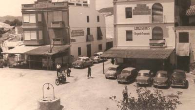 Imatge antiga de la plaça de Sant Pere de les Cases, amb el pou documentat ja el 1667 com a element central de la plaça.