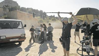 Un momento del rodaje donde se aprecia que hasta los vehículos que aparecen en la película eran de Tarragona. foto: ©landerlarrañaga