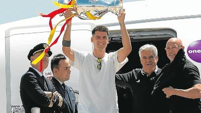 Álvaro Morata, capitán de la selección española, alza la copa de campeón de la Eurocopa tras aterrizar en Madrid . foto: efe