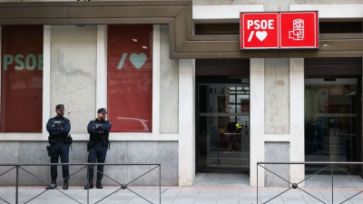 Efectivos de la Policía Nacional a las puertas de la sede del PSOE en Madrid en una imagen de archivo. Foto: EFE
