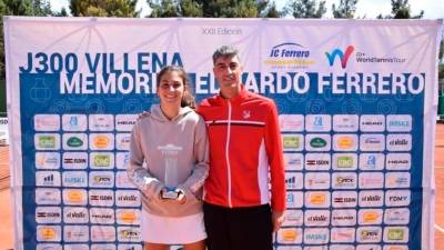 Martina Genís y su entrenador, Alberto Gil, en Villena. FOTO: Club Tennis Tarragona