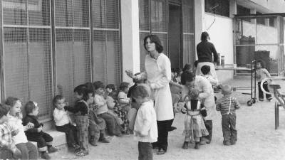 Sefa Caamaño, de pie con los niños que cuidaba en la guardería del barrio. FOTO: SEFA CAAMAÑO