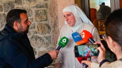 Sor Sión, una de las exmonjas, atiende a los medios. Foto: EFE