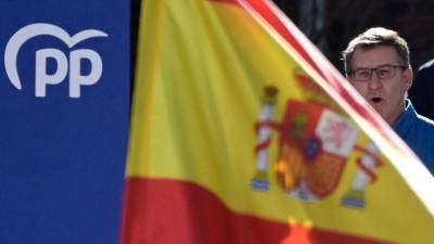 El líder del Partido Popular, Alberto Núñez Feijóo, interviene durante la concentración convocada por el Partido Popular en la Plaza de España en Madrid en contra de la amnistía . Foto: EFE