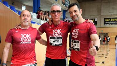 Atletas con la camiseta oficial de la prueba patrocinada por el Diari. Foto: Àngel Ullate