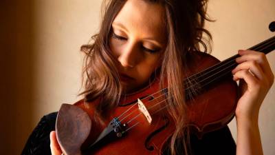 Èlia Bastida pondrá la voz y el violín en el concierto que tendrá lugar mañana en el Teatre Principal de Valls. foto: cedida