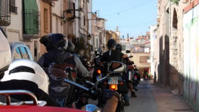 Centenares de motos pasando, durante la concentración del año pasado, por el municipio de Nonaspe. FOTO: Cedida