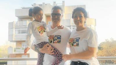 La familia Aguilar-Altès posa con las camisetas especiales para la caminata de hoy . Foto: cedida