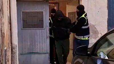 Los dos agentes acompañando a la persona detenida en Tortosa. Foto: CNP
