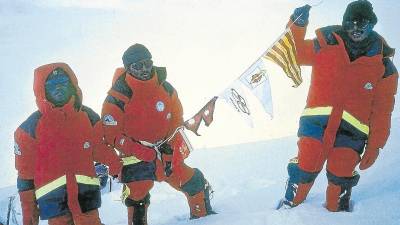 Narayan Shrestra, Ang Karma y Shambu Tamang, en la cima del Everest el 25 de agosto de 1985. foto: o. cadiach