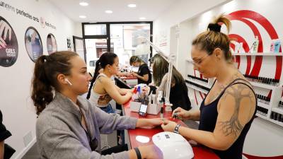 Una nueva tienda de uñas abre en la calle Unió.