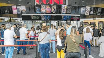 El Ocine Les Gavarres registró largas colas la semana pasada. Foto: Àngel Ullate