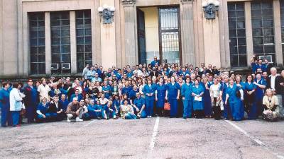 Foto de familia de la última plantilla de la fábrica de la Tabacalera en Tarragona, que cerró en marzo del 2007. Foto: Cedida