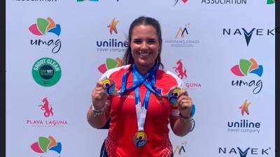 Elia Canales con sus tres medallas de oro. FOTO: Cedida