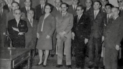 Assumpció Rodon i els nous regidors de l’Ajuntament, el 7 de febrer de 1971, en una fotografia del ‘Semanario Reus’. Foto: xac.gencat.cat//Niepce