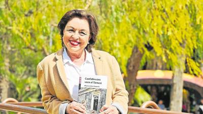L’escriptora Maria Lluïsa Amorós amb la seva última novel·la. Foto: Alfredo González