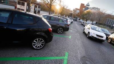 La mayoría del aparcamiento de los alrededores del Hospital Joan XXIII ya está pintado de verde. Foto: Pere Ferré