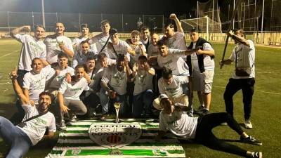 Los jugadores de la Cultural Bonavista celebran el ascenso conseguido a Segunda Catalana. foto: cedida