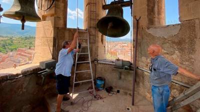 Un moment del toc de les campanes de l’església de l’Espluga de Francolí. foto: DT