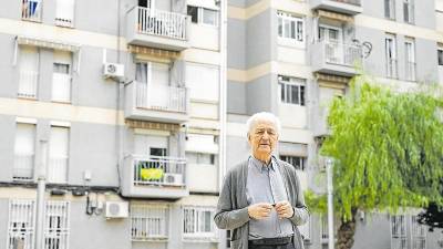 Francesc Xammar en el barrio de la Floresta, por el que ha luchado media vida. Foto: Àngel Ullate