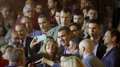 Pedro Sánchez se hace un selfie con una de sus fans. Foto: Pere Ferré