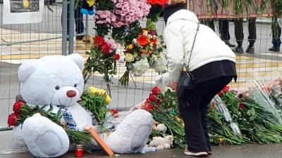 Flores y un peluche en memoria de las víctimas del ataque terrorista. Foto: EFE