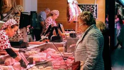Clientes ante el mostrador de una carnicería en el Mercat Central de Tarragona. foto: pere ferré