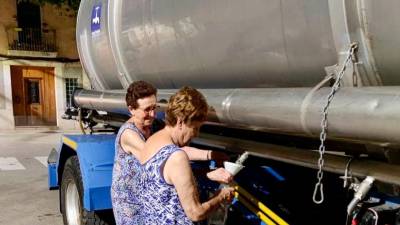 Veïnes abastint-se d’aigua potable al camió cisterna. Foto: Ajuntament d’Ulldecona