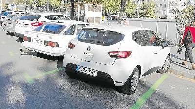 La tarifa actual de las zonas verdes es de 4 euros cada dos horas para no residentes y de 0,40 al día para los residentes. Foto: Pere Ferré