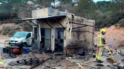 Imagen de la caseta tras el incendio. Foto: Bombers