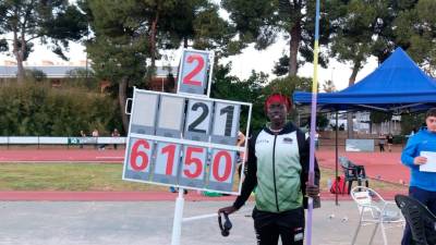 Hailu Estrampes, junto al cartel con su nueva marca. foto: cedida