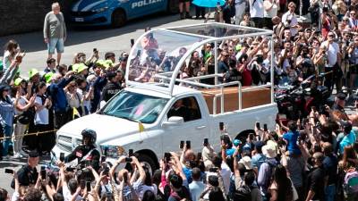 La gente se reúne a lo largo de la carretera mientras el féretro del Papa Francisco es transportado desde la Basílica de San Pedro hasta la Basílica de Santa María la Mayor, después de la ceremonia fúnebre en la Plaza de San Pedro, en Roma. Foto: EFE