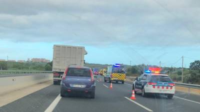 Los Mossos han cortado uno de los dos carriles de circulación sentido Tarragona. Foto: Y.F.