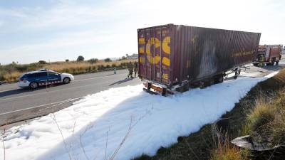 El camión ha ardido primero en una rueda y luego parte de la caja. FOTO: Pere Ferré