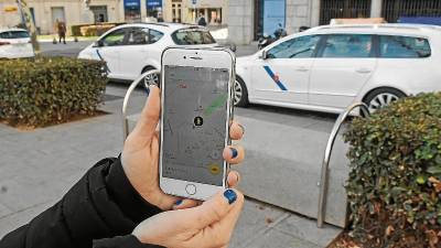 La aplicación representa un cambio en la manera de operar de la Agrupació Taxis Reus, que cuenta con una flota de 49 vehículos. FOTO: A. González