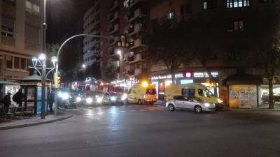 Los vehículos de emergencia en el lugar del incendio, esta tarde. Foto: Javier Díaz