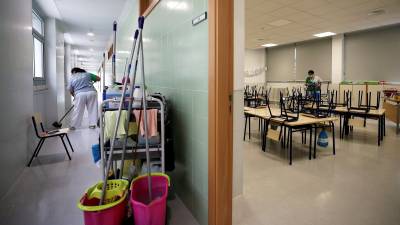 Las escuelas continúan cerradas y solo se abren para tareas de limpieza y desinfección. FOTO: EFE