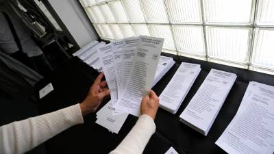 Detalle de papeletas electorales durante los comicios municipales del pasado 28M. Foto: Pere Ferré