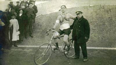 Sebastià Masdeu tras ganar la primera edición de la Volta. FOTO: del velocipedisme al ciclisme esportiu / FCC