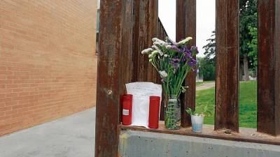 Compañeros han depositado flores, velas y un pequeño texto en la entrada del instituto. FOTO: fabián acidres