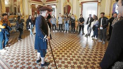 Jaume Martell en el papel de Martí i Franquès, ayer en la Casa Castellarnau. FOTO: pere ferré