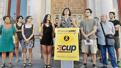 Imatge de la roda de premsa de la CUP d’ahir a les portes de l’Ajuntament. FOTO: Alfredo González