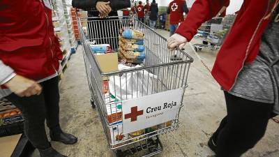 Campaña de donación de alimentos de la Creu Roja en Tarragona. FOTO: Pere Ferré/dt