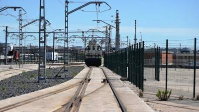 Adif es la responsable de la operativa de los trenes que circulan por el interior de la zona portuaria.FOTO: DT