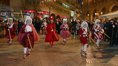 Un instant del Ball del Carnestoltes i els Set Pecats, amb l’acompanyament del grup Staccato, ahir. FOTO: alfredo gonzález