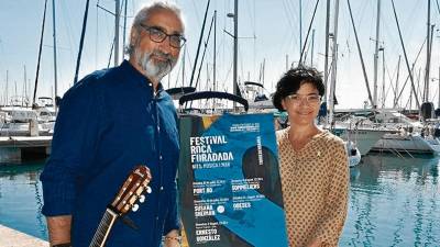 El músic Ernesto González i la regidora de Cultura de Torredembarra, Núria Batet. FOTO: cedida
