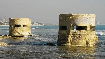 Els dos búnquers de la platja de l’Estanyat, a les Cases d’Alcanar. FOTO: Joan Revillas
