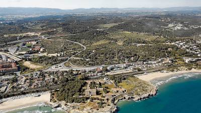 Imagen aérea de la zona en la que se construirá el nuevo barrio de Llevant, que conectará la Vall de l'Arrabassada con Cala Romana. Foto: DT